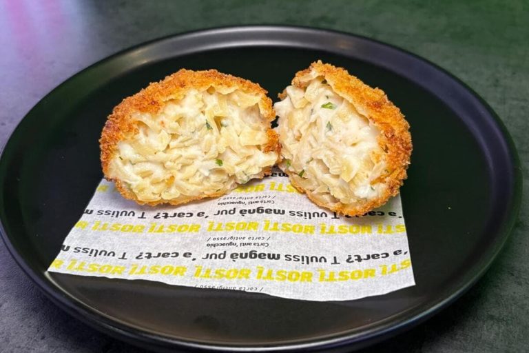 Frittatina “aglio, olio e acciughe” con confettura di mela e cannella